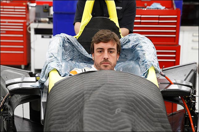 Алонсо проходит подгонку сиденья. Фото пресс-службы McLaren