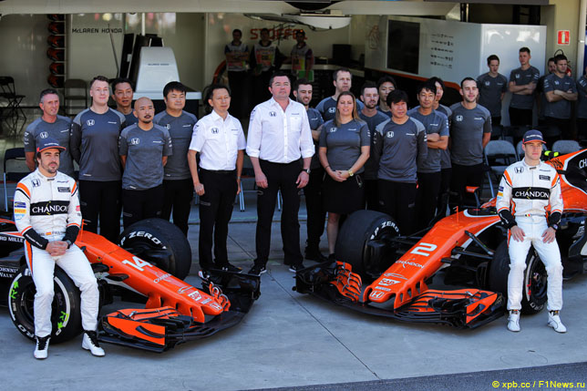 Гонщики, руководители и сотрудники McLaren-Honda