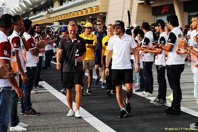 Фернандо Алонсо и Кевин Магнуссен, гонщик Haas, на Параде пилотов в Бахрейне