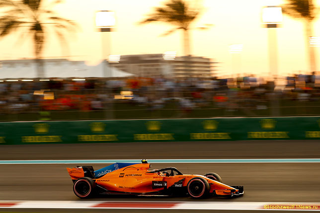 Стоффель Вандорн за рулём McLaren на трассе в Абу-Даби