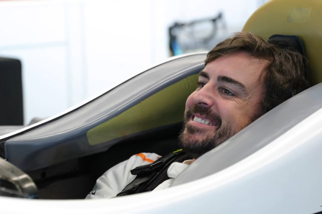 Видео: Алонсо проходит подгонку сиденья в IndyCar