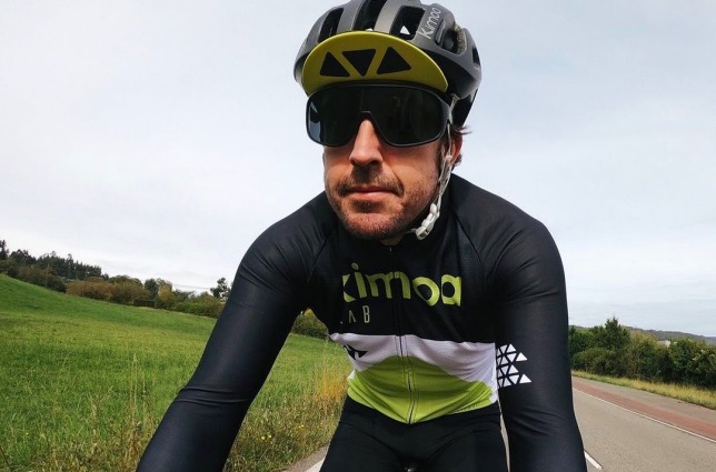Фернандо Алонсо во время велотренировки, фото из Instagram гонщика