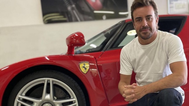 Фернандо Алонсо у Ferrari Enzo, которую он называл своей любимой машиной, фото из социальных сетей