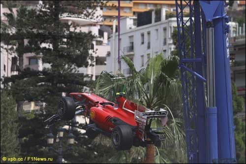 Машина Фернандо Алонсо после аварии на субботней утренней тренировке Гран При Монако
