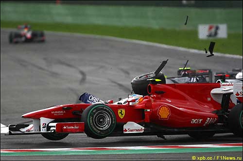 Момент столкновения Williams Рубенса Баррикелло c Ferrari Фернандо Алонсо