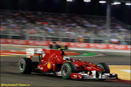 Ferrari Фернандо Алонсо на трассе в Сингапуре