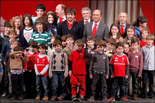 Фернандо Алонсо и дети на мероприятии в Мадриде