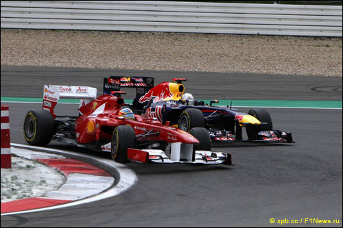 Фернандо Алонсо обгоняет Себастьяна Феттля на трассе Гран При Германии
