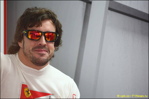 Фернандо Алонсо в паддоке Гран При Индии
