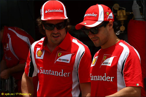 Пилоты Ferrari Фернандо Алонсо и Фелипе Масса в паддоке Гран При Бразилии