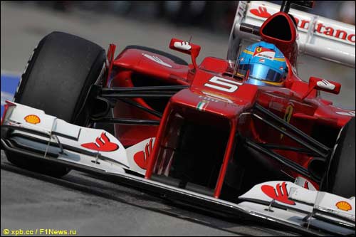 Фернандо Алонсо за рулем Ferrari F2012 на малайзийской трассе