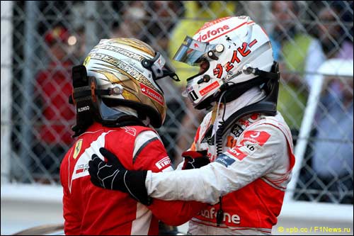 Фернандо Алонсо и Дженсон Баттон после финиша Гран При Монако, 2011 год
