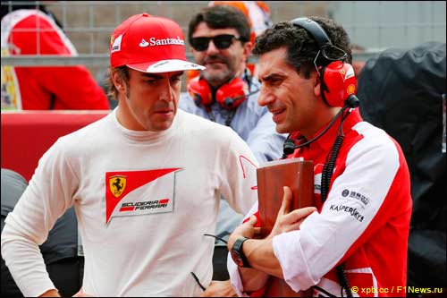 Фернандо Алонсо со своим гоночным инженером