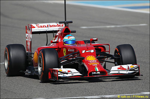 Фернандо Алонсо за рулём Ferrari F14 T на трассе в Бахрейне