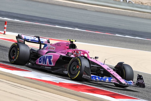 Эстебан Окон за рулём розовой Alpine A522 на тестах в Бахрейне