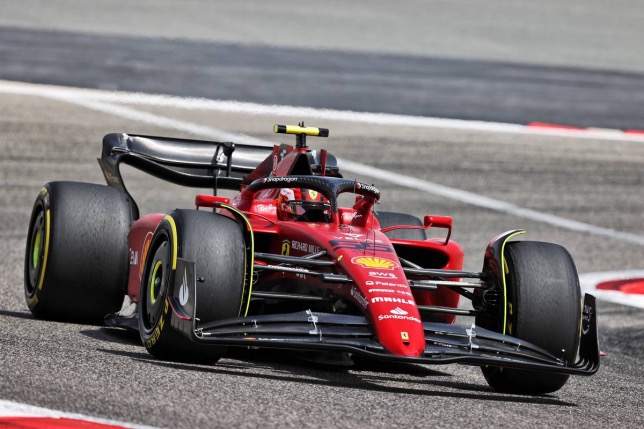 Карлос Сайнс за рулём Ferrari F1-75 на тестах в Бахрейне, фото XPB