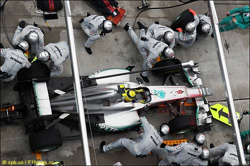 Механики Mercedes обслуживают машину Нико Росберга в ходе Гран При Малайзии