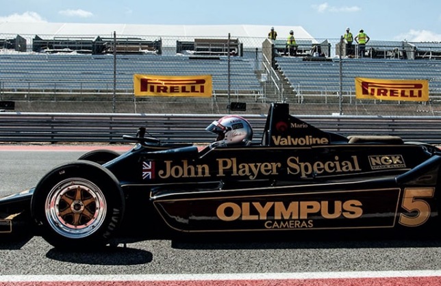 Марио Андретти за рулём чемпионской машины Lotus на автодроме COTA, фото пресс-службы Pirelli