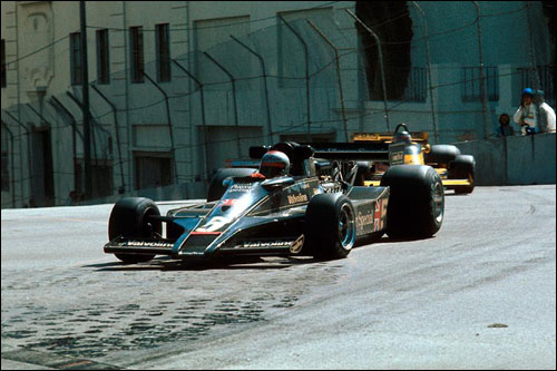 Марио Андретти на пути к победе в Гран При Лонг-Бич 1977 года