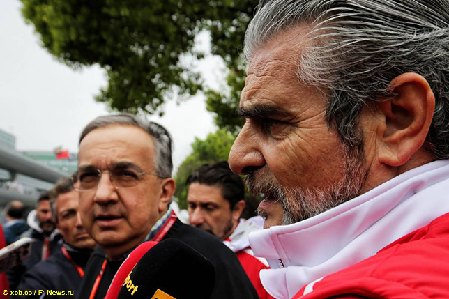 Маурицио Арривабене, руководитель Скудерии, на втором плане слева - президент Ferrari Серджио Маркионне