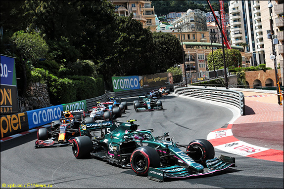 Гонщики Aston Martin ведут борьбу в Монако