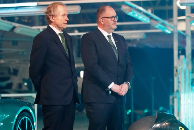 Том Макаллоу, главный инженер Aston Martin (справа), и Энди Грин, технический директор команды, на презентации AMR22