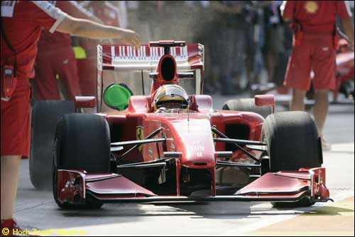 Лука Бадоер на пит-лейн возле боксов Ferrari в Валенсии
