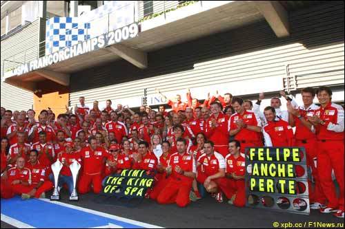 В Ferrari празднуют победу Райкконена