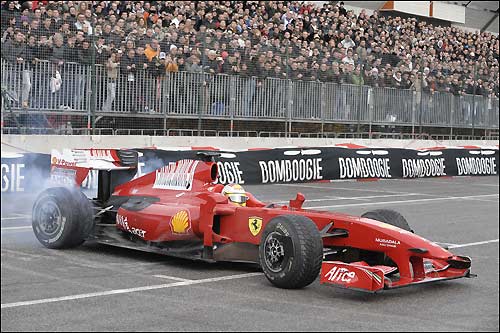 Лука Бадоер за рулём Ferrari на моторшоу в Болонье