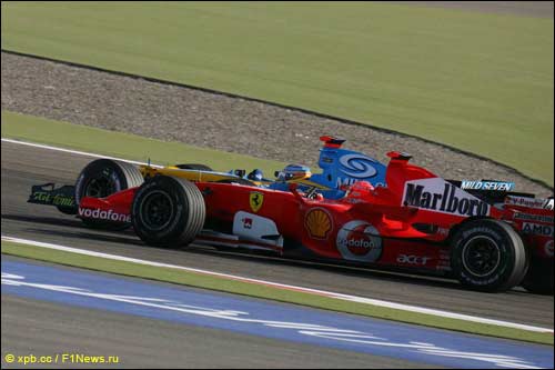 Борьба Фернандо Алонсо и Михаэля Шумахера за победу в Гран При Бахрейна 2006года