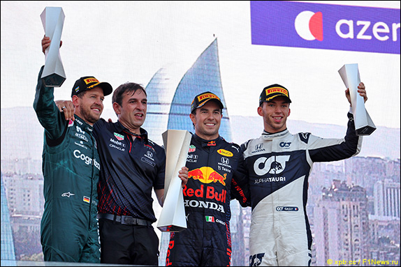 Seastian Vettel, Pierre Vashe, Sergio Perez und Pierre Gasly auf dem Podium in Baku