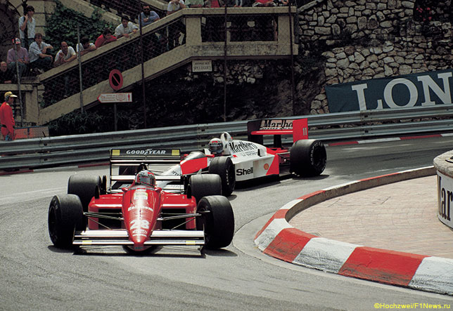 Герхард Бергер за рулём Ferrari ведёт борьбу с Аленом Простом на трассе Гран При Монако, 1988 год