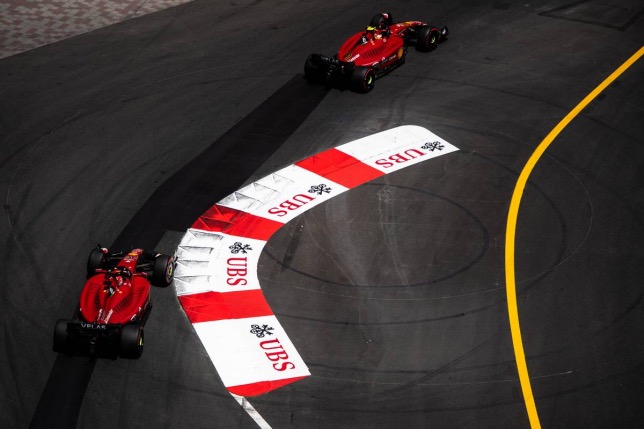 Машины Ferrari на трассе в Монако, фото XPB