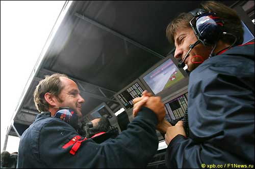 Герхард Бергер (справа) принимает поздравления от коллег по Toro Rosso