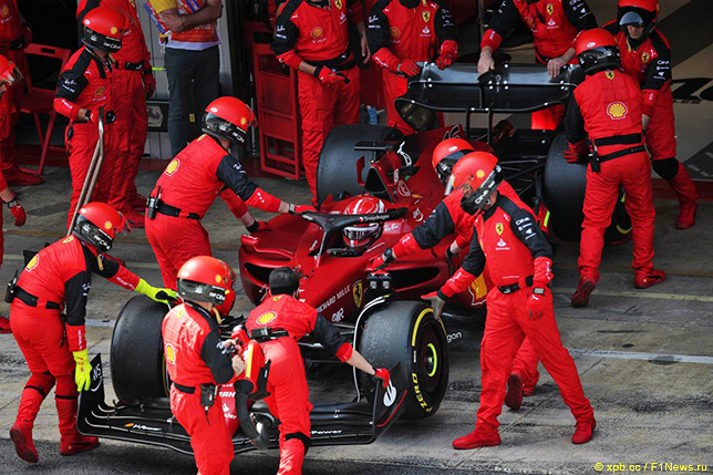 Механики Ferrari закатывают в гараж неисправную машину Шарля Леклера