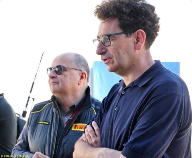 Маттиа Бинотто, на заднем плане – Лука Колаяни, бывший глава пресс-службы Ferrari, ныне сотрудник Pirelli