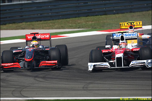Km.bc Хэмилтон (McLaren Mercedes) и Тимо Глок (Toyota)