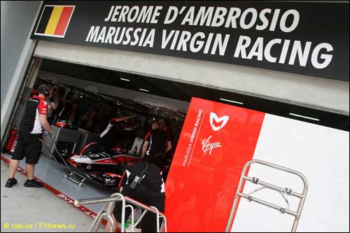 Механики Virgin работают с машиной Жерома Д'Амброзио