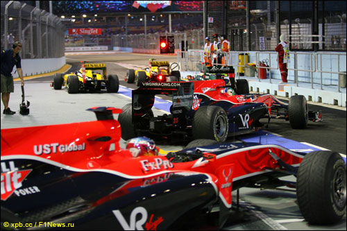 Пилоты Virgin Racing на Гран При Сингапура 2010 года