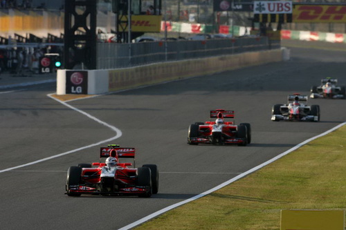 Гран При Японии. Гонщики Marussia Virgin Racing впереди машин HRT