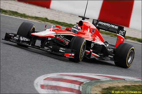 Макс Чилтон за рулем Marussia MR02 на тестах в Барселоне