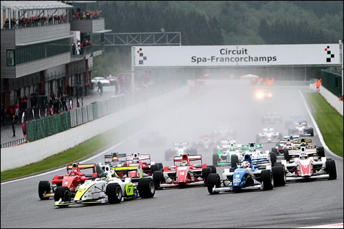 Старт суботней гонки Формулы 2 в Спа