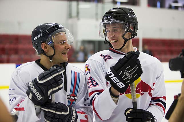 Валттери Боттас и Даниил Квят во время товарищеского матча по хоккею в Канаде, 2014 год