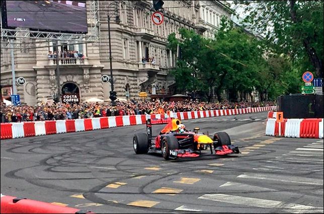 Даниэль Риккардо на трассе в центре Будапешта. Фото пресс-службы Red Bull Racing