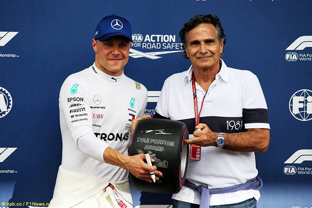 Валттери Боттас получил приз Pirelli Pole Position Award из рук Нельсона Пике 