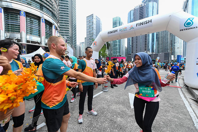 Валттери Боттас на финише благотворительного забега в столице Малайзии