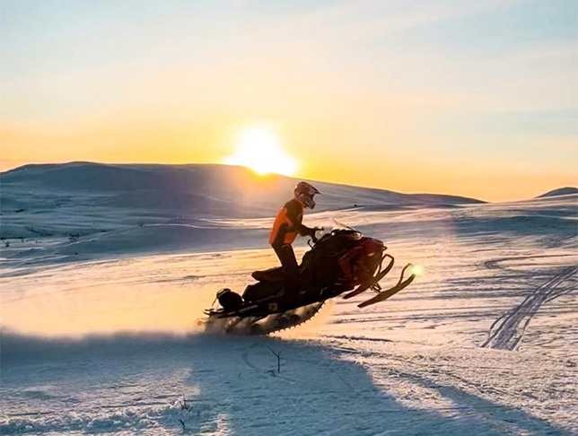 Валттери Боттас катается на снегоходе на севере Финляндии