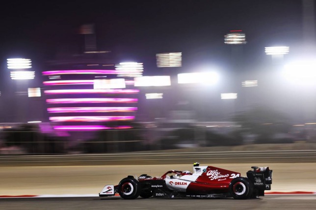Гуаньюй Чжоу за рулём Alfa Romeo C42 на тестах в Бахрейне, фото XPB