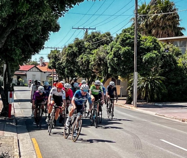 Валттери Боттас лидирует в велогонке по улицам предместья Аделаиды, фото из социальных сетей