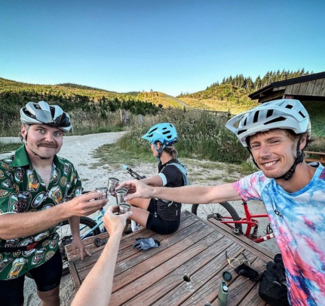 Валттери Боттас на велопрогулке по Новой Зеландии вместе с Брендоном Хартли, фото из социальных сетей